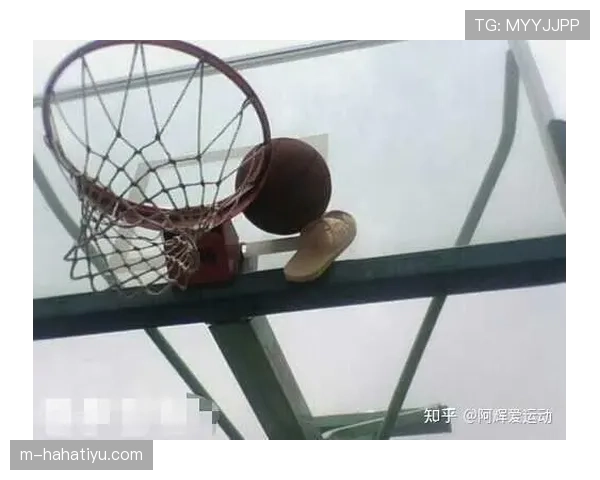 篮球比赛中球卡篮筐属于什么情况？规则如何处理？